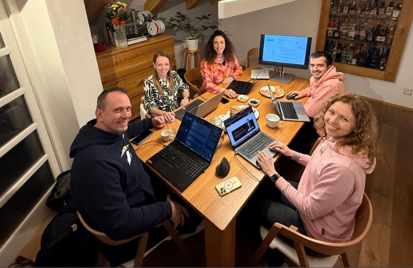 Webkitty tým a Magda Boušková při testování AI balíčku